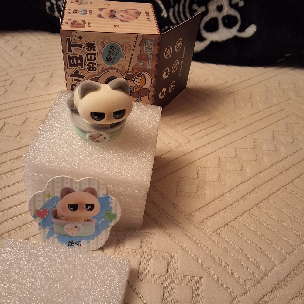 Charming Cute Little Siam Flocked Figure- Confirmed